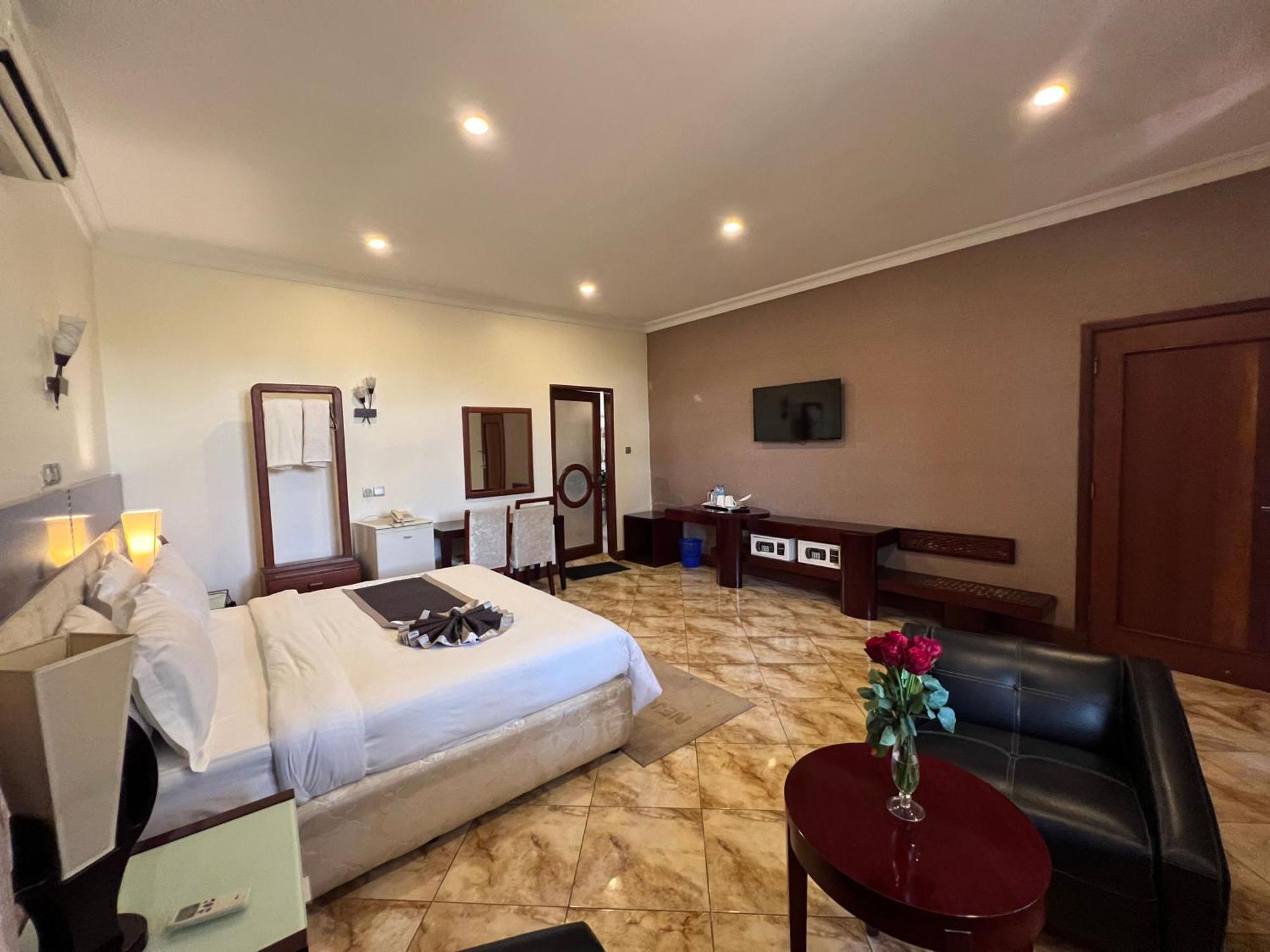 Nejobugg Palace Hotel Nkoanrua Εξωτερικό φωτογραφία